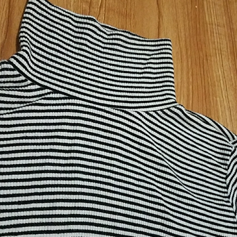 Brandy Melville Black and White Turtleneck Top